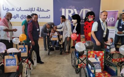 الأمين تدشن حملة الإنسان عونا بتوزيع كراسي متحركة بمدرس الهمة بسيئون حضرموت